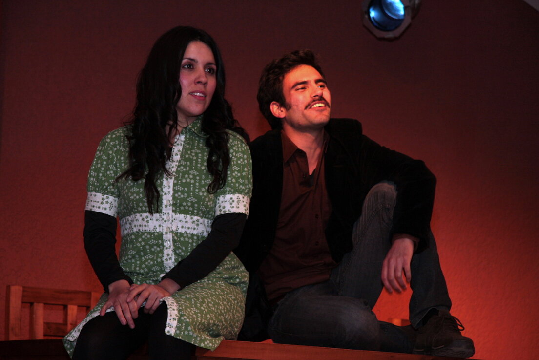 Telón rojo con metáfora de sangre